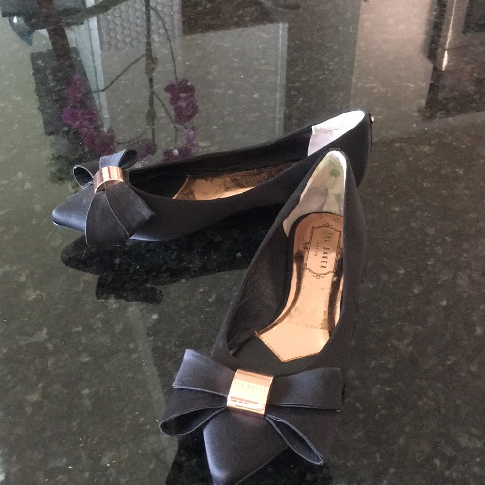 TED BAKER BLACK SHOES WITH BOW.